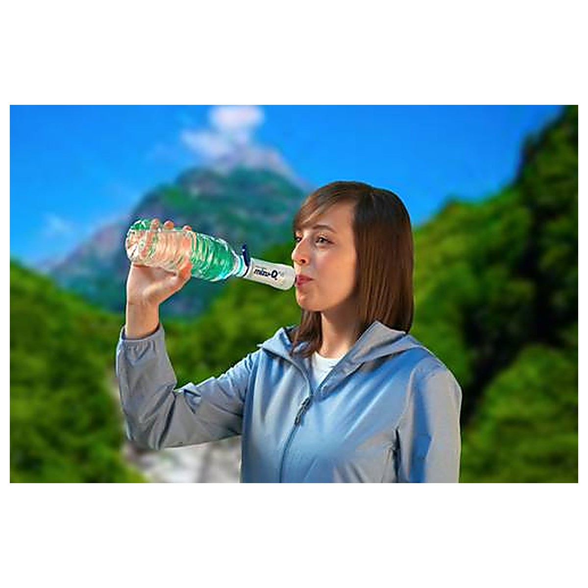 携帯型浄水器 mizu-Q PLUS ペットボトルに取り付けて飲むところ